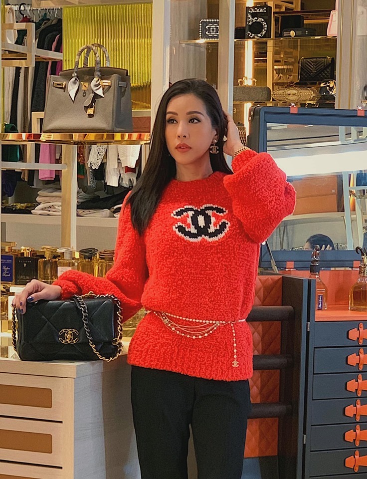 Hoa hậu Thu Hoài khoe BST giày hiệu khủng như cửa hàng