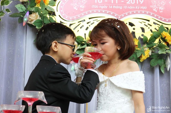 Hàng trăm người về dự đám cưới chàng trai tí hon ở Nghệ An