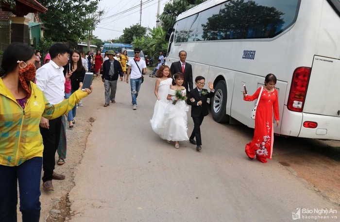  
Đám cưới của cặp đôi tí hon được tổ chức vào sáng 10/11 (Ảnh: Báo Nghệ An)