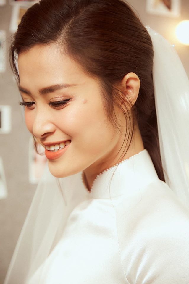  
Cô dâu Đông Nhi xinh đẹp trong chiếc áo dài trơn làm bằng lụa cao cấp. Bộ cánh được ekip Chung Thanh Phong thực hiện trong hơn một tháng.
