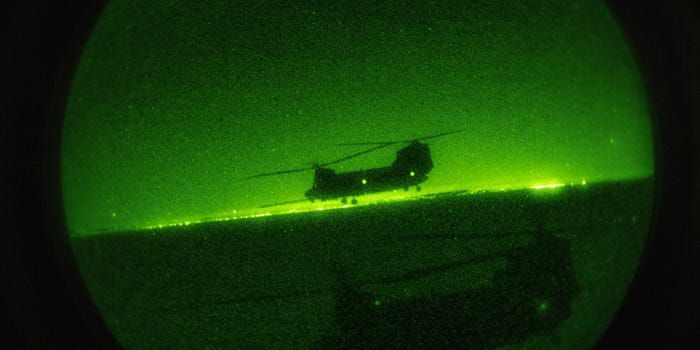  
Một buổi tác chiến đêm muộn của lực lượng "thợ săn bóng đêm". Trong ảnh là máy bay MH-47G.