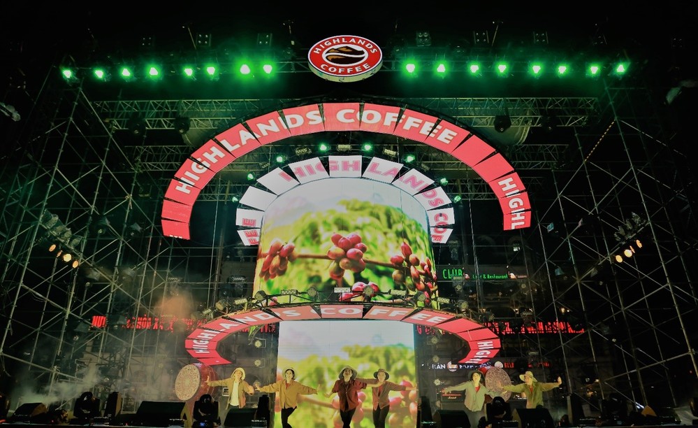  
Màn trình diễn “Vũ Nông Dân” đưa hơn 30.000 khán giả đến với những cánh đồng trà, cà phê bạt ngàn giữa lòng Thủ đô Hà Nội