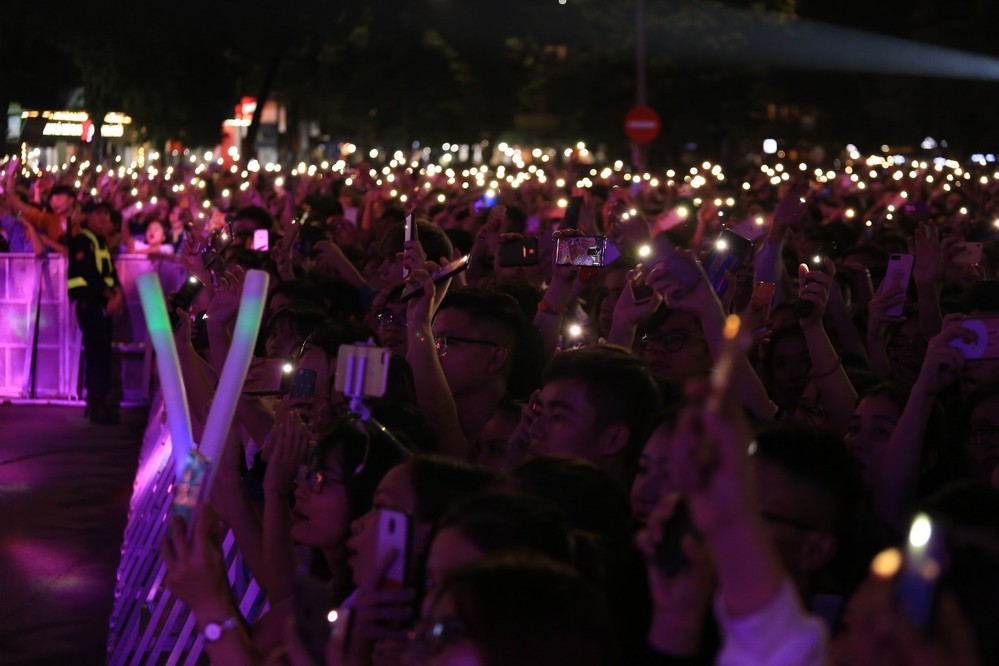  
Khoảnh khắc hơn 30.000 khán giả với những ánh đèn flash được bật sáng cùng nhau hòa chung một nhịp đập, tạo nên một bầu không khí tự hào khó tả giữa quảng trường Đông Kinh Nghĩa Thục