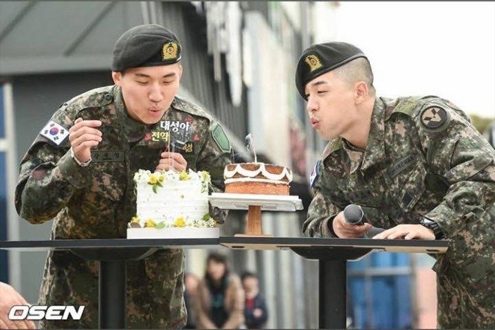 
Người hâm mộ đã chuẩn bị bánh kem cho Taeyang và Daesung. Cả hai cùng thổi nến trong niềm hạnh phúc. 
