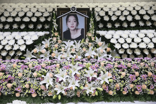 Hình ảnh phòng tang lễ tiễn đưa Goo Hara khiến fan đau buồn