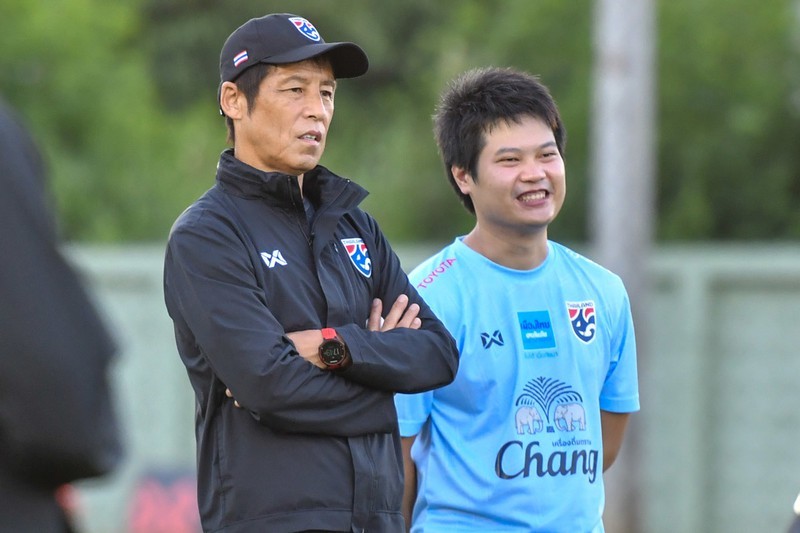  
HLV Akira Nishino tỏ ra không hài lòng về cách tổ chức môn bóng đá nam của SEA Games 30.
