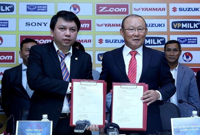  
HLV Park chính thức đầu quân chho bóng đá Việt Nam tháng 10/2017.