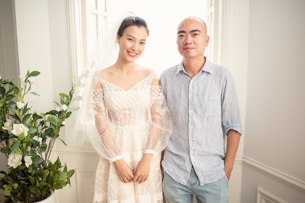  
NTK Trương Thanh Hải đứng sau tất cả các mẫu váy cưới của Hoàng Oanh. 