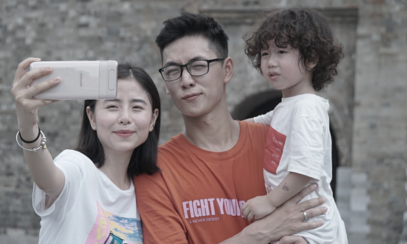  
Ba Duy hạnh phúc bên vợ Nam Thường và con trai Đậu Đậu.