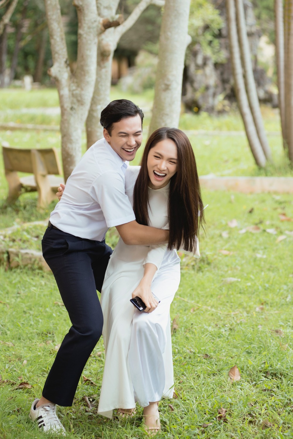 Ngắm trọn vẹn bộ ảnh đẹp như chụp ảnh cưới giữa Hương Giang và Phillip