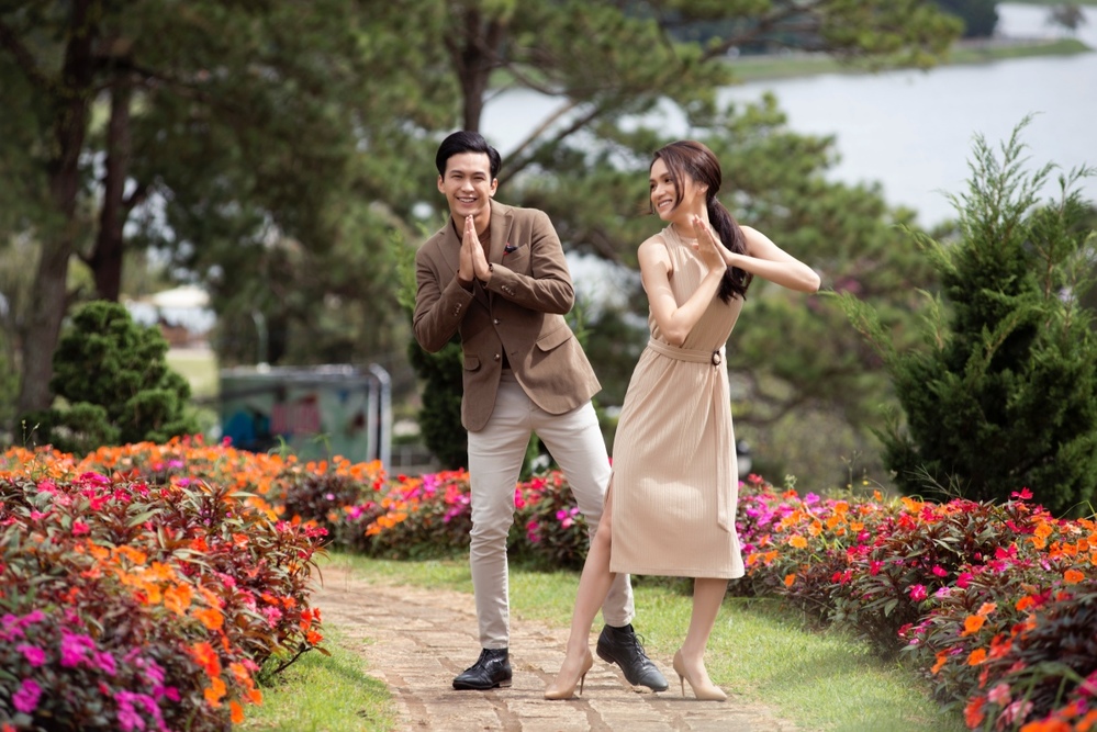 Ngắm trọn vẹn bộ ảnh đẹp như chụp ảnh cưới giữa Hương Giang và Phillip