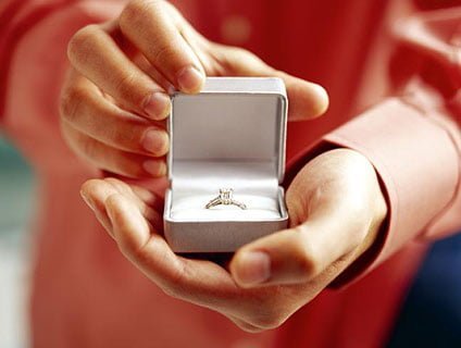  
Nói lời cầu hôn, chàng trai cũng không quên thông báo với người yêu rằng anh đã mua chiếc nhẫn giá 100 triệu (Ảnh minh họa: Pinterest)