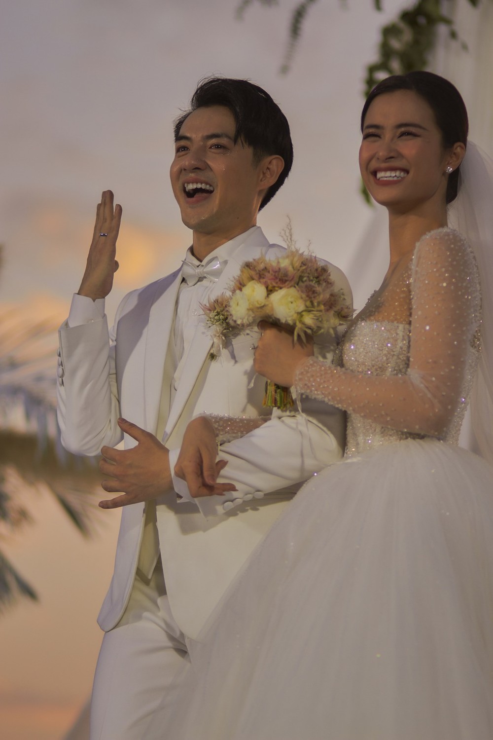  
Hai người hạnh phúc đeo nhẫn trong lễ cưới của mình. (Ảnh: Facebook) - Tin sao Viet - Tin tuc sao Viet - Scandal sao Viet - Tin tuc cua Sao - Tin cua Sao