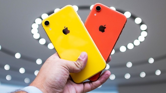  
iPhone XR được nhiều người ưa chuộng bởi giá "mềm" và có nhiều màu sắc để lựa chọn (Ảnh: The Verge)