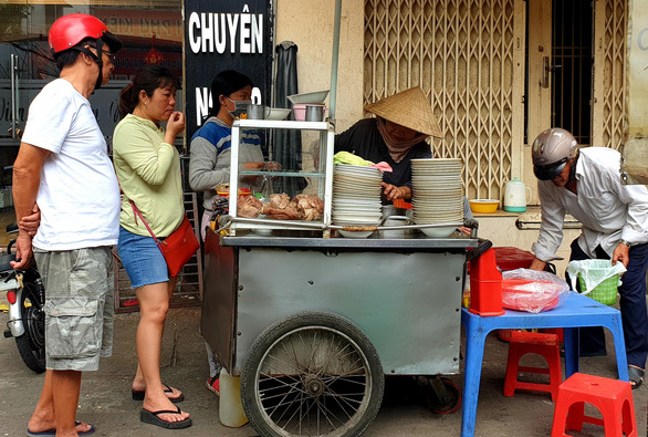  
Các quán ăn tăng giá trong bối cảnh thịt lợn tăng khiến nhiều người ngao ngán (Ảnh: Bông Mai)