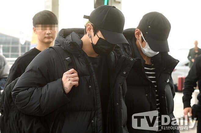 Jungkook bịt khẩu trang kín mặt trong lần đầu xuất hiện sau scandal