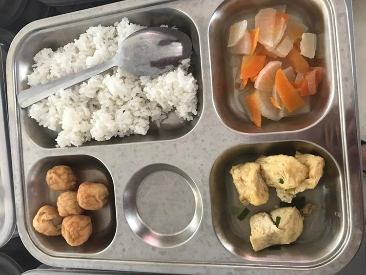  
Bữa ăn với khẩu phần lèo tèo được phụ huynh học sinh đăng tải lên mạng xã hội (Ảnh: Zing)