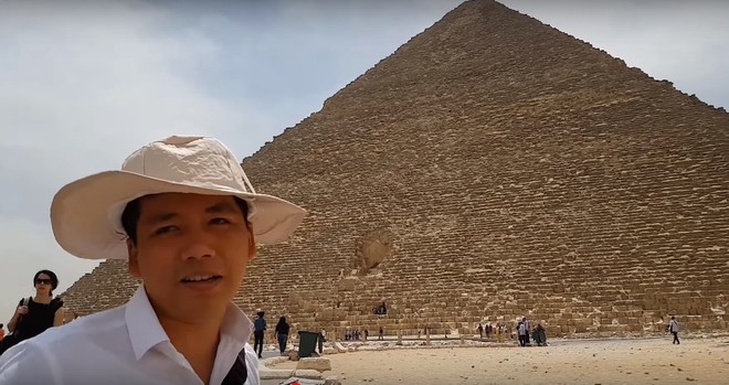  
Chuyến thăm Ai Cập của vlogger cũng gặp rắc rối vì thói quen quay chụp mọi lúc mọi nơi của mình (Ảnh chụp màn hình)