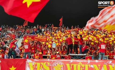  
Mọi người hào hứng cổ vũ cho đội tuyển Việt Nam. (Ảnh: Sport 5)