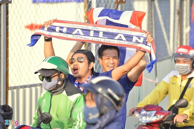 Không khí trước trận đấu: CĐV Việt và Thái ra sức xuống đường cổ vũ