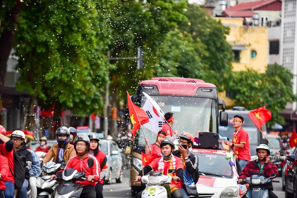  
CĐV Việt Nam đã tập trung đi cổ vũ từ rất sớm. (Ảnh: Dân Trí).