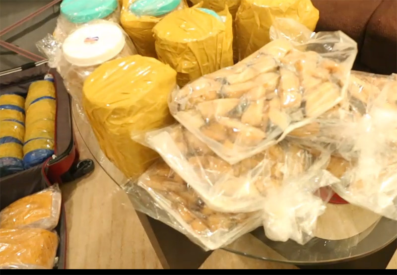  
60kg thực phẩm được hai CĐV Vũ Thị Thuý và Bùi Thị Hồng Hạnh mang sang.