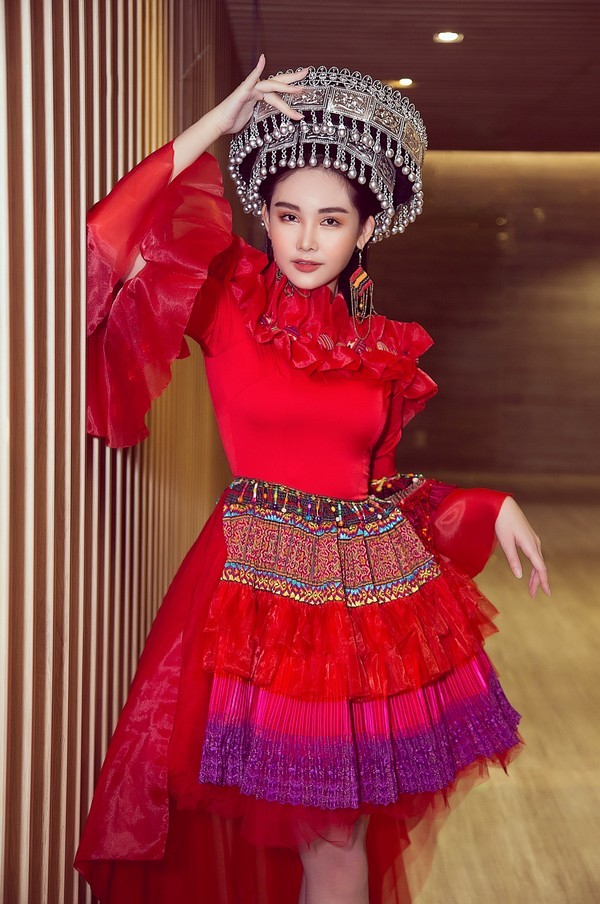 Lê Âu Ngân Anh mở màn show thời trang của Hoa hậu Tuyết Nga