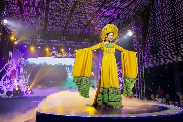  
Show diễn Nét Việt của Hoa hậu Tuyết Nga được đánh giá cao từ ý tưởng đến cách sắp xếp, sử dụng chất liệu. Người đẹp cũng giữ vai trò vedette, diện áo dài vàng sử dụng họa tiết thổ cẩm độc đáo. 
