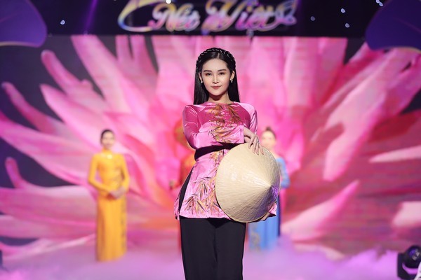 Lê Âu Ngân Anh mở màn show thời trang của Hoa hậu Tuyết Nga