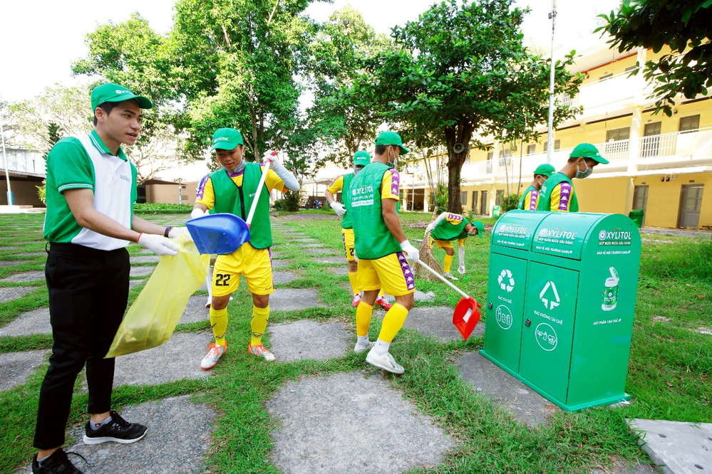  
Các bạn sinh viên phân loại rác vào thùng rác của nhãn hàng LOTTE XYLITOL Việt Nam trao tặng