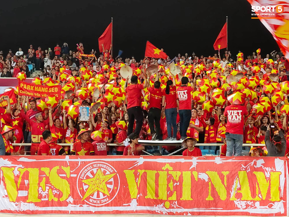  
Hàng nghìn CĐV Việt xuất hiện trên sân vận động Mỹ Đình vào tối qua. (Ảnh: Sporty5)