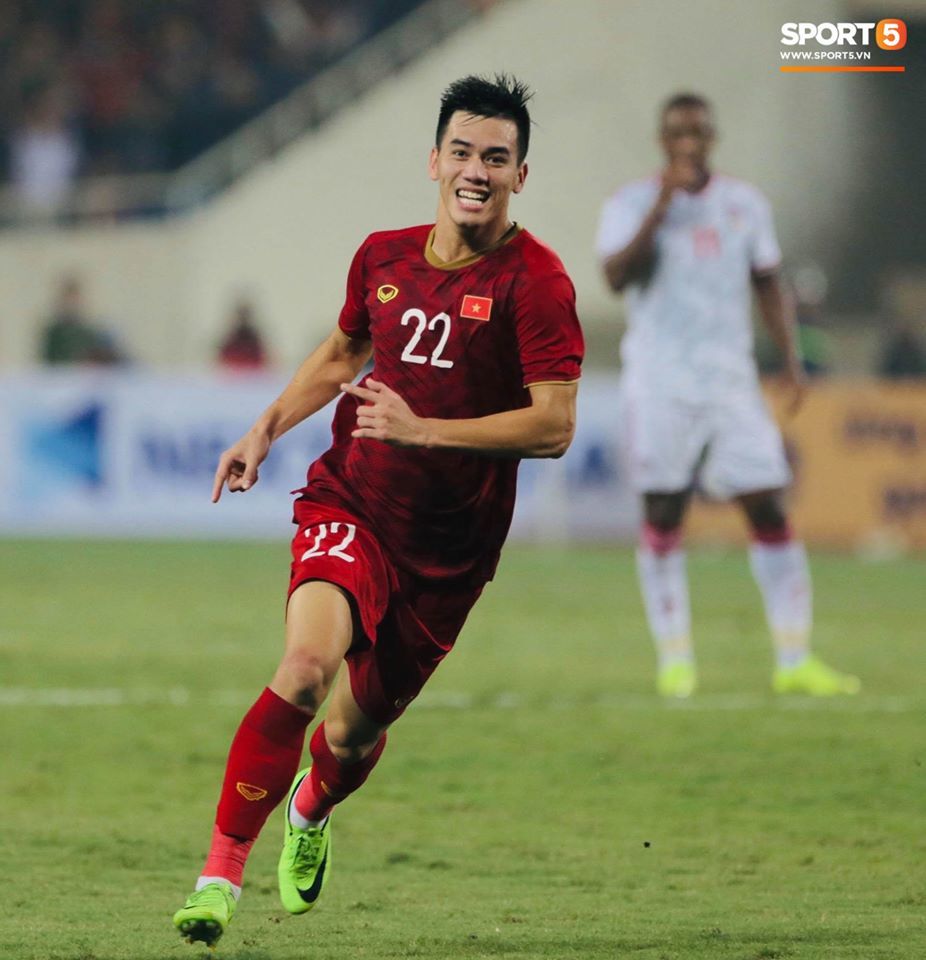  
Nụ cười tươi tắn của cầu thủ Tiến Linh - người ghi bàn thắng đầu tiên và cũng duy nhất trong trận đấu tối qua với đội tuyển UAE. (Ảnh: Sporty5)