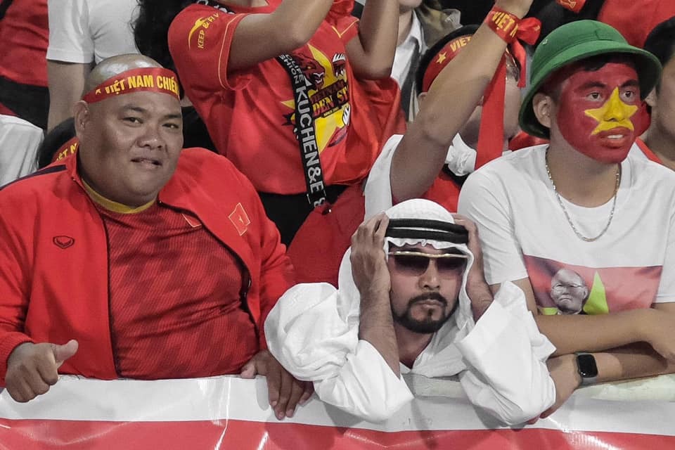  
Một pha ôm đầu của CĐV này, nhiều người nghĩ chắc đang lo lắng vì đội tuyển UAE bị thủng lưới chăng?! (Ảnh: Đổng Quốc Tuấn)