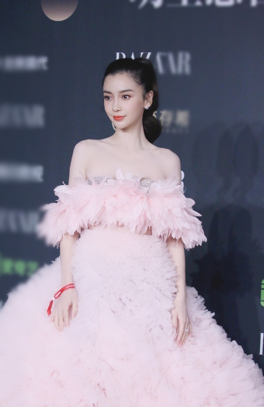  
AngelaBaby diện chiếc váy hồng khác biệt với nhiều sao nữ có mặt tại sự kiện. (Ảnh: Weibo).