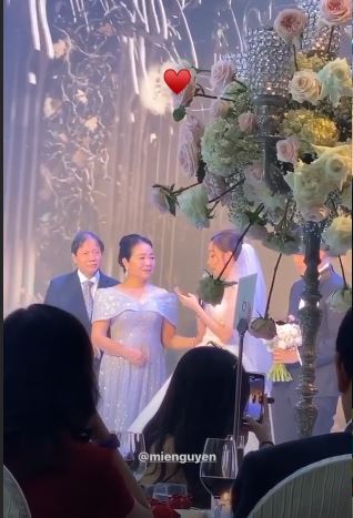  
Mie Nguyễn nói lời cảm ơn bố mẹ trước khi làm lễ thành hôn với chú rể Dũng Anh. (Ảnh chụp màn hình)