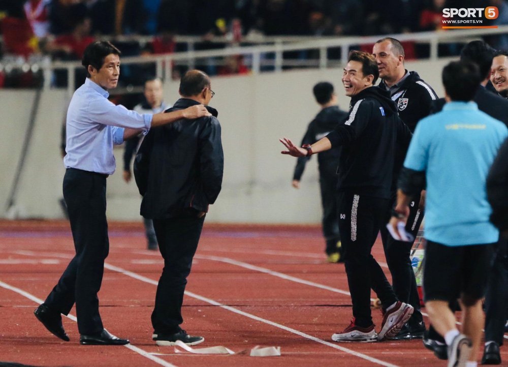  
Ngay lúc này nhiều người đã can ngăn khi huấn luyện viên Park Hang Seo nổi giận.