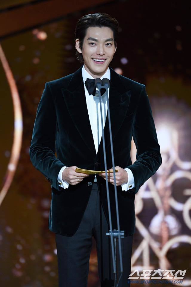  
Kim Woo Bin xuất hiện đầy rạng rỡ và bảnh bao tại Lễ trao giải. (Ảnh: Sportschosun)
