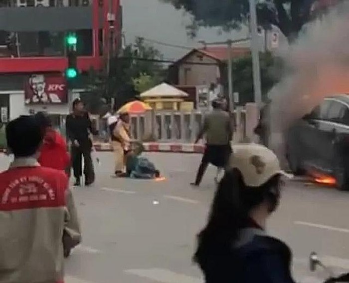  
Hình ảnh Trung tá Thái lao vào đám cháy để cứu người khiến CĐM không khỏi ngưỡng mộ. 