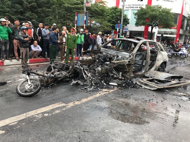  
Hiện trường sau khi chiếc xe Mercedes GLC 250 bốc cháy. 