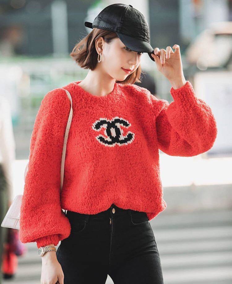  
Chiếc áo lông xù tông đỏ với điểm nhấn thêu nổi ngay trước ngực logo của Chanel, item được ra mắt trong BST thu đông 2019 của nhà mốt Pháp có giá hơn 52 triệu đồng. 