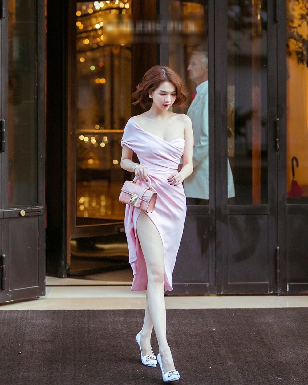 
"Nữ hoàng nội y" diện chiếc váy hồng của Đỗ Long, mix tuyệt đối với chiếc túi đắt đỏ của nhà mốt Mỹ.