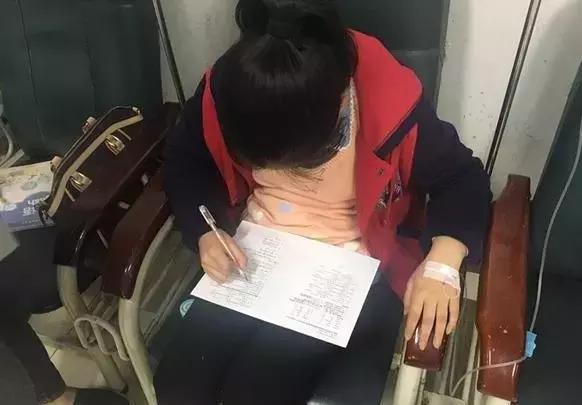  
Chị Xiaoling đã gửi bức ảnh còn gái mình đang nhập viện nhưng vẫn làm bài tập khi cô giáo mắng té tát con gái mình không làm bài tập về nhà. (Ảnh: Sohu)