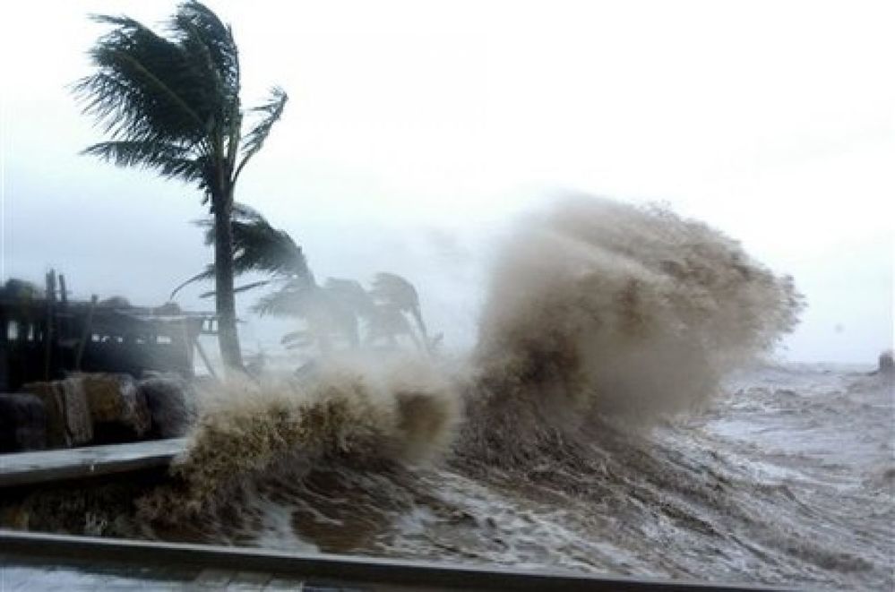  
Sức mạnh của cơn bão số 6 tại các tỉnh miền Trung.