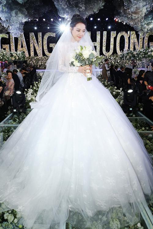  
Khoảnh khắc diện váy cưới trong ngày trọng đại của diễn viên cũng được nhắc lại. Trong không gian lung linh, cô diện chiếc váy trắng ren bồng bềnh, trở thành cô dâu xinh đẹp nhất. 