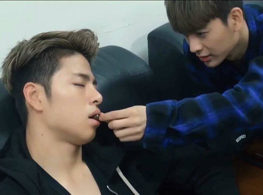  
Thành viên của iKON bận rộn đến nổi phải ăn trong lúc ngủ.