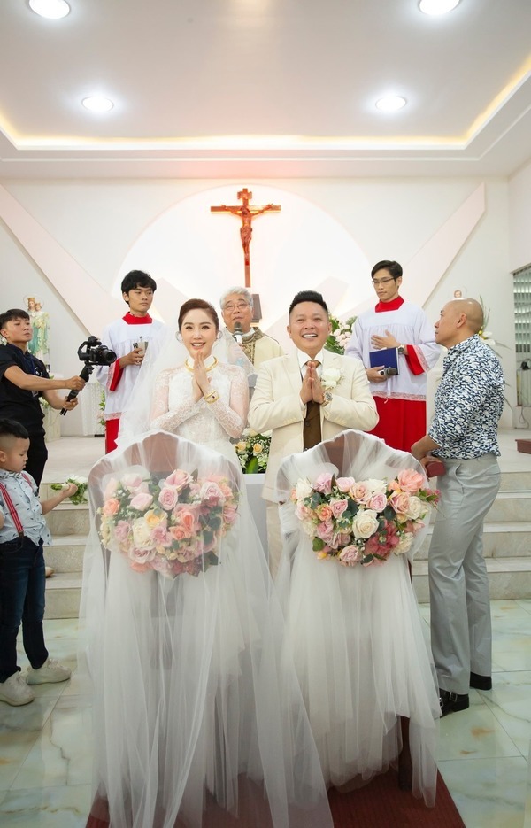  
Thiết kế được ekip Chung Thanh Phong thực hiện trong khoảng 3 tháng, đây cũng được xem là chiếc áo dài cưới công phu nhất ủa Vbiz. 
