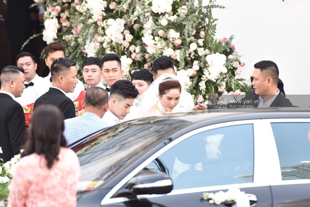 Những mỹ nhân Việt diện áo dài trắng tinh khôi trong ngày cưới