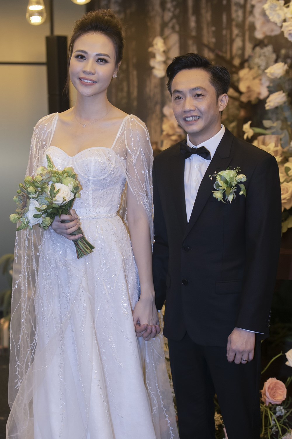  
Đám cưới đình đám không kém thời gian qua là Cường Đôla và Đàm Thu Trang. Trong khi bà xã lộng lẫy với chiếc váy cưới phong cách nữ thần thì "đại gia phố núi" chọn suit đen đơn giản. 