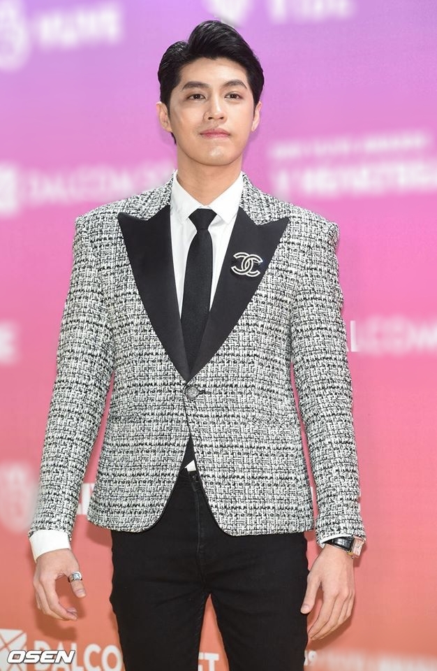 Vẻ đẹp trai của Noo Phước Thịnh xuất hiện đổ xô trên báo chí Hàn Quốc