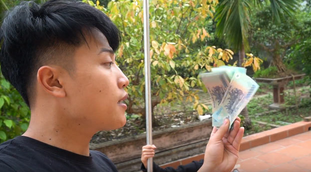  
NTN treo thưởng 1000 USD cho cậu em trai nhưng chàng thanh niên này vẫn thất bại trong việc lấy được số tiền trên. Ảnh cắt từ clip: NTN Vlogs
